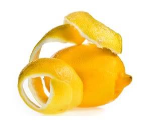 6- DAMAR SAĞLIĞINI KORUYOR Limon, kabuğunda bulunan flavonoidlerden olan hesperidin ve naringin sayesinde damar yapısını korur ve pıhtılaşma riskini azaltır. Yüksek C vitamini sayesinde koroner arter hastalığını azaltır.