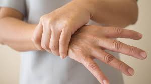 Eğer yaşadığınız yer soğuksa, parmaklarını soğuktan etkilendiğinden damarlarda daralma görülür ki bu normaldir. Ancak parmaklarınız renk değiştiriyor ve ısınmanıza rağmen eski haline dönmüyorsa, Raynaud Hastalığı olmuş olabilirsiniz. Soğuk havalar ve stres bir araya gelince bu hastalığa adeta davetiye çıkartıyor. El ve ayaklarda oluşan renk değişikliği ve uyuşukluk tedavi edilmez ise ciddi sonuçlar doğurabilir.