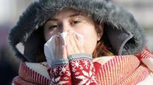 GÜ Tıp Fakültesi Enfeksiyon Hastalıkları Anabilim Dalı Öğretim Üyesi Prof. Dr. Esin Şenol, yaptığı açıklamada, dünya genelinde görülen ve binlerce kişinin ölümüne neden olan yeni tip koronavirüs (Kovid-19) ile sık görülen diğer üst solunum yolu hastalıklarına ilişkin bilgi verdi. Kovid-19'un mevsim olarak hala soğuk havanın hakim olduğu bir dönemde görüldüğüne işaret eden Şenol, kış mevsiminde ateş, boğaz ağrısı, burunda tıkanıklık ve öksürük ile seyreden bir grup hastalık bulunduğunu hatırlattı.