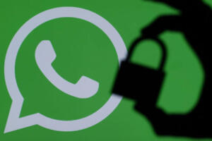 WhatsApp gizlilik sözleşmesini onaylamayanları ne bekliyor? Genel olarak duyuruların yer aldığı WhatsApp Blog sayfasında yer alan açıklamaya göre, 15 Mayıs’tan itibaren hiçbir kullanıcı hesabı silinmeyecek ve WhatsApp’ın işlevselliği tamamen ortadan kaybolmayacak. Ancak kullanıcılar için WhatsApp sözleşmesi bildirimi belli bir süre sonra kalıcı hale gelecek ve onaylamayanların uygulamaları kısıtlanacak. Bu kısıtlama dahilinde sohbet listesine erişilemeyecek, ancak gelen telefon ve görüntülü aramalar cevaplanabilecek. Aynı zamanda bildirimler açık olduğu taktirde gelen mesajlara yanıt verebilecek ve cevapsız çağrılar geri aranabilecek. Birkaç hafta sonunda ise mesaj ile görüntülü veya sesli arama işlevleri tamamen kapatılacak.