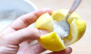 LİMONUN DİĞER FAYDALARI Limonun sağlığa faydaları kuşaklardan beri bilinen bir şeydir. Yüksek tansiyon, solunum bozuklukları, yanık, obezite, iç kanama, diş problemleri, ateş, kabızlık, hazımsızlık, boğaz enfeksiyonları tedavilerinde limon kullanılır. Ayrıca saç ve cilt bakımında da limon önemli bir katkı sağlamaktadır. Bunların dışında, eski çağlardan beri terapatik özelliği olduğu bilinen limon, bağışıklık sitemini güçlendirir, mideyi ve kanı temizler. Farklı uygulamalarıyla farklı rahatsızlıkları da gideren limonun en sık kullanımı ise limon suyudur. Limon suyu böbrek taşları konturlarının azalmasını ve vücut sıcaklığının düşürülmesini sağlar. Serinletici bir içecek olarak bilinen limonata, vücudun sakin ve serin kalmasına yardımcı olur. 