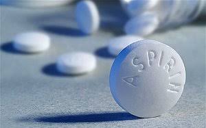 Aspirin ne işe yarar? Aspirin oldukça uzun bir zamandan beri ağrı ve iltihabın hafifletilmesinde kullanılmaktadır. Ağrılar için kullanımında baş rolü baş ağrısı, diş ağrısı ve regl ağrıları almaktadır. Aynı zamanda aspirin soğuk algınlığı ve grip benzeri semptomlar gösteren sorunların giderilmesinde de etkilidir. Bunların dışında aspirin ateş düşürücü özelliği ile de ön plana çıkmaktadır. Bir kimyasal bileşik olarak ismini ifade etmek gerekirse aspirin, asetilsalisilik asittir.