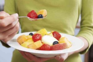 Meyve yemek: Meyve yemenin hiç bir yanlış zamanı yoktur, aksine meyve tüketerek vücudunuza iyilik etmiş olursunuz. Fakat bunun hiç bir sonucu olmadığı anlamına gelmez. CNN.com’da beslenme uzmanı ve doktor Dr. Melina Jampolis’se göre, meyvenin, sebzelerden üç kat daha fazla kalorisi vardır. Günde bir buçuk tabaktan fazla meyve tüketmenin, kilo alımına sebep olduğunu da eklemiştir. Doyduğunuzu anlamayarak, sizin yemek yedikten so