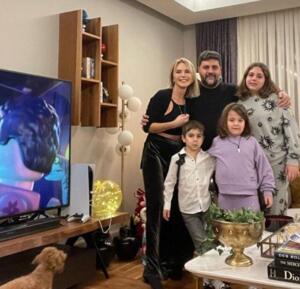 ECE ERKEN'DEN YÜREK BURKAN PAYLAŞIM Şafak Mahmutyazıcıoğlu ile bir süre önce sessiz sedasız evlenen Ece Erken'in bir paylaşımı Twitter'da gündem oldu. Yeni yılda ünlü avukatın çocukları ve kendi oğlu Eymen'le birlikte poz paylaşan sunucu paylaşıma şu notu düşmüş: