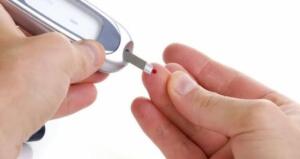 Ülkemizde diyabetik hastalar tüm nüfusun yüzde 13.5’ini oluşturuyor. Henüz diyabet tanısı almamış, ancak bozulmuş glukoz toleransı olan ve diyabete aday kabul edilen kişilerle birlikte bu oran yüzde 33 gibi yüksek bir rakama çıkıyor. Yani, Türkiye nüfusunun onda birinden fazlası şu anda diyabetik, onda ikisi de birkaç yıl içinde diyabet tanısıyla karşılaşacak.