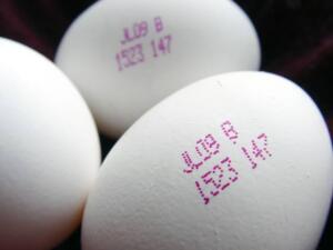 Üzerinde kod bulunmayan yumurtalar satılmayacak! Uygulamaya yasal yollar ile üretim yapan tüm firmaların dahil olacağını dile getiren Balıkesir Ticaret Borsası ve Yumurta Üreticileri Birliği Başkanı Faruk Kula, ayrıca kodlama yapılmamış yumurtaların piyasaya sürülmesinin önüne geçileceğini söyledi. Tüketicilerin köy yumurtası adı altında nerede üretildiğini bilmedikleri veya gezen tavuk yumurtası diyerek kodlaması olmayan ürünlere ilgi gösterdiğine dikkati çeken Kula, bunun bir aldatmaca olduğunu, tüketicilerin dikkatli hareket etmesi gerektiğini söyledi. Yeni uygulama sayesinde tüketicilerin aydınlatıldığını belirten Faruk Kula, "Kodlamanın olmadığı yumurtaların satışının da olmaması lazım. Burada tüketiciyi aydınlatma adına yapılmış bir uygulamadır. Ben bu uygulamada emeği geçen tüm arkadaşlara, ilgili kurumlara, Bakanlığa teşekkür ederim." dedi.