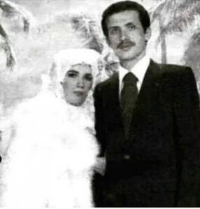 Şule Yüksel Şenler'le tanışmasını Emine Hanım verdiği mülakatlarda "hayatının dönüm noktası" olarak tanımlıyor. Bu tanışmanın ardından İdealist Kadınlar Derneği'nin faaliyetlerine katılmaya başlayan Emine Hanım, 1977'de bir konferansta, şimdiki eşi Recep Tayyip Erdoğan'la tanıştı.
