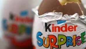 İngiltere Gıda Standartları Ajansı yetkilisi Tina Potter “Paskalya yaklaşırken küçük çocuklar arasında bu ürünün popüler olduğunu biliyoruz. Bu nedenle ebeveynleri evlerindeki ürünler konusunda kontrole çağırıyoruz” dedi. FERRERO UYARDI Çikolata üreticisi Ferrero, son kullanma tarihlerinin dikkate alınarak ürünlerin yenilmemesi ve geri gönderilmesini talep etti. Salmonella salgınından şu ana kadar İngiltere’de etkilenen çocuk sayısı 63 olarak açıklandı. Hastalanan çocukların 5-6 yaşlarında olduğu duyuruldu. İngiltere’de konuyla ilgili herhangi bir can kaybı yaşanmadığı da duyuruldu.
