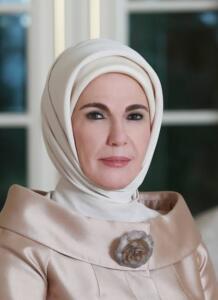 EMİNE ERDOĞAN Başbakan Recep Tayyip Erdoğan'ın uzun siyasi kariyeri boyunca hep yanında olan Emine Hanım, üç potansiyel first lady arasında kamuoyunun en çok tanıdığı isim.