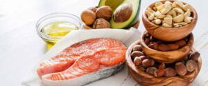 Kolesterol Evde Nasıl Düşürülür? Omega-3 gibi kötü kolesterol düşürme konusunda oldukça yardımı dokunan bileşenleri içeren besinlere (balık, ceviz, semizotu vb.) yönelebilirsiniz. Ayrıca yulaf, badem, avokado gibi besinlerin yanı sıra neredeyse kolesterol düşürücü ilaçlarla benzer şekilde etki sağlayan probiyotik ve prebiyotik besinler (kefir, yoğurt, ayran gibi) özellikle tüketilmelidir.