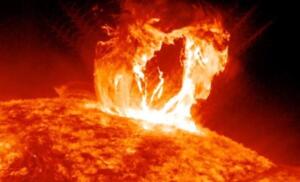 Güneş'in aktif olduğu yıllardan birinde, 1989'da, Güneş patlamasının etkisi Kanada'da görülmüş ve Kanada'nın bütün elektrik sistemi çökmüştü.nnNE KADAR KÖTÜ OLABİLİR?nnBilim insanları daha önce kutup değiştirmeleri ile kitlesel yok oluşlar gibi felaketler arasında bir bağ kurmuyorlardı. Fakat günümüz dünyası,