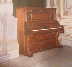 İLK KEZ TANIKLIK EDECEKSİNİZ Yıldız Sarayı Mabeyn-i Hümâyun odalarından birinde Sultan II. Abdülhamid'in kullandığı piyano. Yaklaşık tarih 19.yy sonları.