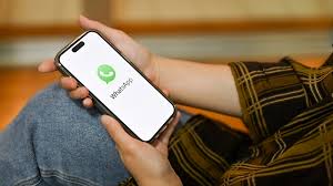 Bağlı cihazlarınızda bazen, gönderdiğiniz veya aldığınız mesaj yerine yukarıdaki mesajı görebilirsiniz. Uçtan uca şifreleme nedeniyle, mesajın bağlı cihazınıza ulaşması biraz zaman alabilir. Siz veya sohbet ettiğiniz kişi yakın zamanda WhatsApp'ı yeniden yüklediyseniz ya da WhatsApp'ın eski bir sürümünü kullanıyorsanız bu durumla karşılaşabilirsiniz.Bu süreci hızlandırmak için:
Mesajı görmek için telefonunuzu kontrol edin.
Mesajlaştığınız kişiden telefonunda WhatsApp'ı açmasını isteyin.
Her ikinizin de WhatsApp'ın en yeni sürümünü kullandığınıza emin olun.