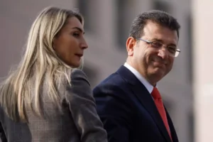 Koğuşlarda belirli elektronik cihazlara izin verilmektedir. Örneğin, televizyon ve buzdolabı kullanımına izin verilirken, internet erişimi yasaktır. Bazı tutuklu veya hükümlülerin sosyal medya hesaplarından paylaşım yapmaları, avukatları aracılığıyla gerçekleşmektedir.
Ziyaret Hakları