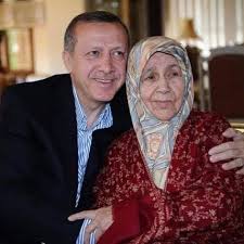 Erdoğan'ın annesine küfür edildi. 43 provokatör yakandı
Ekrem İmamoğlu'nun tutuklanmasını protesto etmek için Saraçhane'de yapılan eylemde bazı provokatörler Erdoğan'ın rahmetli annesine küfür etti. İçişleri Bakanı Yerlikaya, "Hepsi tek tek yakalandı" dedi