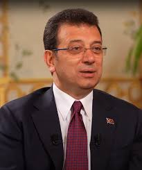İBB Başkanı Ekrem İmamoğlu, hakkında başlatılan yolsuzluk soruşturması kapsamında ifade verdi. 121 sayfalık savunmasında suçlamalara yanıt veremeyen İmamoğlu, "Soruşturma karalamaya yönelik, hukuki ve ikna edici yanı yok." dedi. Gizli tanıkların iddialarının sorulması üzerine, "Sorularınızı muhatap almıyorum" yanıtını verdi.