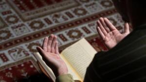 Kadir Gecesinden okunan duanın Türkçesi şu şekildedir. 'Allah'ım! Sen çok affedensin, affetmeyi çok seversin. Beni ve Müslümanların tümünü bağışla.' Bu duayla hayır kapıları açılır. Bin aydan hayırlı olduğundan, duanın kabul edilmesi mümkündür. Birçok İslam alimi de bu duanın Müslümanın af olması için sebep olduğunu belirtmişlerdir. Ancak sadece bu dua değil, Allah'ın büyüklüğünü ve hikmetini anlatan dualar da Kadir Gecesinde okunabilir.
