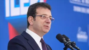 Başsavcılığı’nca yürütülen “yolsuzluk” ve “terör” soruşturmalarında karar önceki sabah verilmişti. İBB Başkanı Ekrem İmamoğlu ile Beylikdüzü Belediye Başkanı Mehmet Murat Çalık yolsuzluk iddiasıyla, Şişli Belediye Başkanı Resul Emrah Şahan terör iddiasıyla tutuklanmıştı. 51 kişi tutuklama kararının ardından sağlık kontrolünden geçirilerek cezaevlerine teslim edildi. Ekrem İmamoğlu, danışmanı Murat Ongun, Resul Emrah Şahan, Mehmet Murat Çalık ve Genel Sekreter Mahir Polat dahil 19 kişi Marmara Ceza İnfaz Kurumu’na götürüldü. İmamoğlu, Ongun, Şahan, Çalık, Polat’ın ayrı koğuşlarda tek kaldıkları öğrenildi. İlk avukat görüşmesi ise önceki gün 23.30 sıralarında gerçekleşti, 02.00 sıralarında sona erdi.