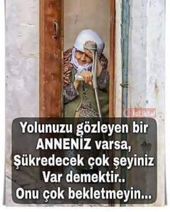 Mûsâ (as)’ın Cennetteki Komşusu Misafir Yazar 2 dk okuma süresi Nuriye Eycan Mûsâ Aleyhisselâm bir gün: "Yâ Rabbi, Cennet'te benim komşum kim olacak, bana bildir de gidip onunla görüşeyim" dedi. Mûsâ Aleyhisselâm'a şöyle vahiy geldi. "Falan beldeye git! Orada çarşının başında bir kasap dükkânı var. O dükkânın sâhibi olan kasabı gör! O velî bir kulumdur. Yalnız bilesin ki, onun çok önemli bir işi vardır. Çağırırsan gelmez. İşte o senin cennetteki komşundur." Mûsâ Aleyhisselâm hemen bildirilen yere gitti. Kasabı buldu ve ona: "Ben sana misâfir geldim" dedi. Kasap Mûsâ Aleyhisselâm'ı tanımıyordu. Ona "Hoş geldin" deyip onu bir kenara oturttu. Dükkândaki işi bitince de alıp evine götürdü. Onu evinin başköşesine oturtup çok ikramda bulundu. Mûsâ Aleyhisselâm, ev sâhibini dikkatle tâkip ediyordu. Ev sâhibi kasabın ocakta çömlek içinde et pişirdiğini gördü. Et pişince adam çömlekteki eti küçük küçük parçalara ayırdı. Bunları bir tabağa koyup bir kenara bıraktı. Sonra bir et parçası daha çıkartıp, onu da misâfiri Mûsâ Aleyhisselâm'a ikrâm ederek dedi ki: "Benim önemli bir işim var. Sen beni bekleme yemeğini ye!" Sonra da yanından ayrıldı. Önemli bir işim var deyince, Mûsâ Aleyhisselâm önemli işi nedir diye merâk etti ve gizlice kasabı tâkip etti. Kasap Mûsâ Aleyhisselâm'ın yanından ayrıldıktan sonra yandaki odaya geçti. Duvarda asılı duran büyük bir zembili indirdi. Zembilde çok ihtiyar, mecalsiz bir kadın vardı. Kadına küçük küçük parçaladığı etleri yedirdi. Karnını güzelce doyurduktan sonra, altındaki kirlenmiş bezleri aldı yerine temizlerini koydu. Sonra kirli bezleri yıkayıp astıktan sonra ellerini yıkayıp Mûsâ Aleyhisselâm'ın yanına geldi, Daha yemeğe başlamadığını gören kasap sordu: "Niçin yemeğe başlamadınız?" Mûsâ Aleyhisselâm "Sen bana zembildeki sırrı söylemedikçe bir lokma bile yemem.” dedi. "Mâdem ki merâk ettin anlatayım: Ey misâfir, bu zembildeki benim yaşlı annemdir. Çok yaşlı olduğu için tâkatten düştü. Evde bakacak başka kimsem de yok. Evleneceğim fakat hanımım annemi incitir, onu üzer diye evlenemiyorum. İşe gittiğimde herhangi bir hayvanın kendisine zarar vermemesi için onu gördüğün gibi bir zembile koydum. Her gün gelip iki ögün yemek yediriyorum. Diğer hizmetlerini de görüp gönül rahatlığıyla işime gidiyorum. Bunun üzerine Mûsâ Aleyhisselâm dedi ki: "Ancak anlamadığım bir şey daha var. Sen annene yemek yedirip su içirdikten sonra o dudaklarını kıpırdatıp bir şeyler söyledi, sen de ÂMÎN dedin. Annen ne söyledi ki âmîn dedin? " Annem, her hizmet edişimde "Allah seni Cennette Mûsâ Aleyhisselâm'a komşu eylesin diye duâ eder. Ben, hiç ihtimâl vermediğim hâlde, bu güzel duâya âmîn derim. Ben kimim ki O büyük Peygamberle komşuluk edebileyim? Onunla komşuluk edebilecek ne amelim var ki?" O zamana kadar kim olduğunu saklayan Mûsâ Aleyhisselâm buyurdu ki: "Ey Allâh'ın sevgili kulu, ben Mûsâ'yım. Beni sana Allâhu Teâlâ gönderdi. Annenin rızâsını kazandığın için Cennet-i A'lâyı ve orada bana Komşu olmayı kazandın". Kasap hemen kalkıp Mûsâ Aleyhisselâm'ın elini öptü ve sevinç içinde yemeğini yedi. Allâhu Teâlâ bizleri "anne şefkâtinden mahrûm etmesin" ve "anne bedduâsından uzak kılsın."