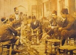 “Sultan Mahmut kılık kıyafetini değiştirip dolaşmaya başlamış.
Dolaşırken bir kahvehaneye girmiş oturmuş. Herkes bir şeyler istiyor.
Tıkandı Baba, çay getir!
Tıkandı Baba, kahve getir!
Bu durum Sultan Mahmut'un dikkatini çekmiş.
– Hele baba anlat bakalım, nedir bu “tıkandı baba” meselesi?
– Uzun mesele evlat, demiş Tıkandı baba.
– Anlat Baba anlat! Merak ettim deyip çekmiş sandalyeyi.
Tıkandı Baba da peki deyip başlamış anlatmaya;
Bir gece rüyamda birçok insan gördüm, her birinin bir çeşmesi vardı ve hepsi de akıyordu. Benimki de akıyordu ama az akıyordu. "Benimki de onlarınki kadar aksın" diye içimden geçirdim. Bir çomak aldım ve oluğu açmaya çalıştım. Ben uğraşırken çomak kırıldı ve akan su damlamaya başladı.
Bu sefer içimden "Onlarınki kadar akmasa da olur, yeter ki eskisi
kadar aksın" dedim ve uğraşırken oluk tamamen tıkandı ve hiç akmamaya başladı. Ben yine açmak için uğraşırken bir zat göründü ve: "Tıkandı Baba, tıkandı. Uğraşma artık", dedi.
O gün bu gün adım "Tıkandı Baba “ya çıktı ve hangi işe elimi attıysam olmadı. Şimdi de burada çaycılık yapıp geçinmeye çalışıyoruz.
Tıkandı Baba'nın anlattıkları Sultan Mahmut'un dikkatini çekmiş.
Çayını içtikten sonra dışarı çıkmış ve adamlarına: "Her gün bu adama bir tepsi baklava getireceksiniz. Her dilimin altında bir altın
koyacaksınız ve bir ay boyunca buna devam edeceksiniz" demiş.
Sultan Mahmut'un adamları peki demişler ve ertesi akşam bir tepsi baklavayı getirmişler. Tıkandı Baba'ya baklavaları vermişler.
Tıkandı Baba baklavayı almış, bakmış baklava nefis.
– "Uzun zamandır tatlı da yiyememiştik. Şöyle ağız tadıyla bir güzel
yiyelim" diye içinden geçirmiş. Baklava tepsisini almış evin yolunu
tutmuş. Yolda giderken "Ben en iyisi bu baklavayı satayım evin ihtiyaçlarını gidereyim" demiş ve işlek bir yol kenarına geçip başlamış bağırmaya. Taze baklava, güzel baklava!
Bu esnada oradan geçen bir adam baklavaları beğenmiş. Üç aşağı beş yukarı anlaşmışlar ve Tıkandı Baba baklavayı satıp elde ettiği para
ile evin ihtiyaçlarının bir kısmını karşılamış.
Müşteri baklavayı alıp evine gitmiş. Bir dilim baklava almış yerken ağzına bir şey gelmiş. Bir bakmış ki altın. Şaşırmış, diğer dilim,diğer dilim derken bir bakmış ki her dilimin altında altın var.
Ertesi akşam adam acaba yine gelir mi diye aynı yere geçip başlamış beklemeye. Sultanın adamları ertesi akşam yine bir tepsi baklavayı
getirmişler. Tıkandı Baba yine baklavayı satıp evin diğer ihtiyaçlarını karşılamak için aynı yere gitmiş.
Müşteri hiçbir şey olmamış gibi: "Baba baklavan güzeldi.
Biraz indirim yaparsan her akşam senden alırım" demiş. Tıkandı Baba da "Peki" demiş
ve anlaşmışlar.
Tıkandı Baba'ya her akşam baklavalar gelmiş ve adam da her akşam Tıkandı Baba’dan baklavaları satın almış.
Aradan bir ay geçince Sultan Mahmut: "Bizim Tıkandı Baba'ya bir bakalım" deyip Tıkandı Baba'nın yanına gitmiş. Bu sefer padişah kıyafetleri ile içeri girmiş.
Girmiş girmesine ama birde ne görsün bizim tıkandı baba eskisi gibi darmadağın.
Sultan:
– "Tıkandı Baba sana baklavalar gelmedi mi?" demiş.
– Geldi sultanım!
– Peki, ne yaptın sen o kadar baklavayı?
– Efendim satıp evin ihtiyaçlarını giderdim, sağ olasınız, duacınızım.
Sultan şöyle bir tebessüm etmiş.
"Anlaşıldı Tıkandı Baba anlaşıldı, hadi benimle gel" deyip almış ve devletin hazine odasına götürmüş.
"Baba şuradan küreği al ve hazinenin içine daldır küreğine ne kadar gelirse hepsi senindir"
Tıkandı Baba o heyecanla küreği tersten hazinenin içine bir daldırıp çıkarmış ama bir tane altın küreğin ucunda, düştü düşecek.
Sultan demiş; "Baba senin buradan da nasibin yok. Sen bizim şu askerlerle beraber git
onlar sana ne yapacağını anlatırlar" demiş ve askerlerden birini çağırmış.
"Alın bu adamı Üsküdar’ın en güzel yerine götürün ve bir tane taş beğensin. O taşı ne kadar uzağa atarsa o mesafe arasını ona verin" demiş.
Padişahın adamları 'peki' deyip adamı alıp Üsküdar’a götürmüşler.
Baba hele şuradan bir taş beğen bakalım, demişler.
Baba, "niçin?" demiş. Askerler: "Hele sen bir beğen bakalım" demişler.
Baba şu yamuk, bu küçük, derken kocaman bir kayayı beğenip almış eline.
"Ne olacak şimdi" demiş.
"Baba sen bu taşı atacaksın ne kadar uzağa giderse o mesafe arasını padişahımız sana bağışladı" demiş. Adam taşı kaldırmış tam atacakken taş elinden kayıp başına düşmüş.
Adamcağız oracıkta ölmüş.
Askerler bu durumu Padişah’a haber vermişler.
İşte o zaman Sultan Mahmut o meşhur
sözünü söylemiş:
“VERMEYİNCE MABUD, NEYLESİN SULTAN MAHMUT