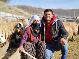 ÇOBAN ADEM’İN BAŞARI HİKAYESİ
Dersim’de zorlu bir yaşamın arasından, ailesine ait koyun sürüsüne çobanlık yaparak eğitim hayatını sürdüren Adem Aydın, çocukluk hayali olan hukuk fakültesini okuyor.
Sarıbalta köyünde yaşayan Adem Aydın, hayvancılıkla uğraşan ailesinin yanında çocukluğundan itibaren hem çobanlık yaptı, hem de hiçbir özel ders almadan hayalini gerçekleştirerek eğitimini sürdürdü. İlkokul eğitimini köyündeki okulda gören Aydın, orta öğrenimini ise Elazığ Mehmet Koloğlu Anadolu Lisesi’nde tamamladı. Ardından ülke genelinde ilk 3 bine giren ve hayali olan İstanbul Üniversitesi Hukuk Fakültesi’ne yerleşen Aydın, şuanda 4. sınıfta eğitim hayatını sürdürüyor. Covid-19 pandemisi nedeniyle köyünde olan zor şartlara rağmen, koyun sürüsü önünde ders çalışarak sınavlara hazırlanan 21 yaşındaki Adem Aydın, “savcı” olma hayalini gerçekleştirmek için çaba göstermeyi sürdürüyor. Bu yıl mezun olduktan sonra hakim ve savcılık sınavlarına girmeyi planlayan Aydın, hayaline kavuşmanın planlarını yapıyor.
Küçüklüğünden beri eğitim konusunda sürekli idealleri ve hayalleri olduğunu aktaran Hukuk Fakültesi 4’üncü sınıf öğrencisi Adem Aydın, “Ben Çemişgezek ilçesi Sarıbalta köyünde yaşıyorum. Küçüklüğünden beri ailemle birlikte küçükbaş hayvancılık yapıyoruz. Kendimi bildim bileli biz bu işin içerisindeyiz. Küçüklüğümden beri eğitim konusunda hayallerim olmuştur. Hukuk okumak ve savcı olmak istiyordum. Şimdi bu yolda kendimi geliştirerek en yüksek dereceye kadar ilerlemek istiyorum. Köyümüzdeki okulda ilk ve ortaokul eğitimimi tamamladım. Sonra Elazığ Mehmet Koloğlu Anadolu Lisesinde lise eğitimimi tamamladım. Köye geldiğimde yine işimizi yapar, işimizin yanında eğitimimi de sürdürürdüm. Özellikle son sene hayvanların yanında fırsat buldukça ders çalışırdım. Sınava yönelik olarak test çözerdim. İlk sınavda ilk 3000’e girerek İstanbul Üniversitesi Hukuk Fakültesini kazandım. Çocukluğumdan beri bu fakülteyi ve bu üniversiteyi isterdim. Şu an orada okumaktayım ve son sınıftayım. Mezun olmama son altı ayım kadı.” dedi.