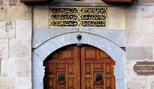Mevlana Celaleddin Rumi’ nin türbesinin Kapısında ne yazıyor …?