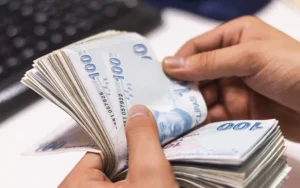 Eş, anne ve baba üzerinden maaş alma hakkına sahip olanların, yanlış beyanda bulunarak her iki maaşı da alması, en büyük problem olarak göze çarpıyor. SSK, Bağ-Kur ve Emekli Sandığı gibi farklı sigorta kollarından maaş alan kişilerin hatalı bildirimler sonucunda birden fazla maaş almasına da sıklıkla rastlanıyor. Konuyla ilgili açıklamalarda bulunan yetkililer, maaş kesintileri ve yasal işlemlerle karşı karşıya kalmamak adına, bu tür olumsuzluklara kimsenin yönelmemesi gerektiğine dikkat çekiyor.