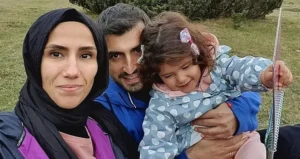 Baykar Yönetim Kurulu Başkanı ve Teknoloji Lideri Selçuk Bayraktar ile Sümeyye Erdoğan Bayraktar çiftinin üçüncü çocuğu dünyaya geldi. Cumhurbaşkanı Recep Tayyip Erdoğan‘ın kızı Sümeyye Erdoğan Bayraktar ile Selçuk Bayraktar‘ın üçüncü çocuğu dünyaya gözlerini açtı. Sümeyye-Selçuk Bayraktar çiftini hastanede ziyaret eden Erdoğan, burada torunu ve kızının sağlık durumuna ilişkin bilgi aldı, Bayraktar çiftine tebriklerini iletti. Cumhurbaşkanı Erdoğan’a hastane ziyaretinde eşi Emine Erdoğan da eşlik etti.
Kaynak: 