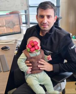 Cumhurbaşkanı Recep Tayyip Erdoğan'ın ailesinde büyük bir sevinç yaşanıyor. Selçuk ve Sümeyye Erdoğan Bayraktar çiftinin üçüncü çocukları olan bir kız bebek dünyaya gözlerini açtı. Bu doğumla birlikte, Cumhurbaşkanı Erdoğan'ın torun sayısı çift haneli rakamlara ulaşmış oldu.
ERDOĞAN AİLESİNİN 10. TORUNU DÜNYAYA GELDİ 2016 yılında dünyaevine giren Selçuk ve Sümeyye Erdoğan Bayraktar çifti, yeni bir evlat sahibi olmanın mutluluğunu yaşıyor. Çiftin bir kız çocuklarının dünyaya gelmesiyle birlikte, Cumhurbaşkanı Recep Tayyip Erdoğan’ın toplam torun sayısı 10’a yükseldi. Cumhurbaşkanı Erdoğan, yeni doğan kız torunuyla birlikte dedelik sevincini bir kez daha tattı.
