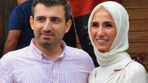 Cumhurbaşkanı Recep Tayyip Erdoğan'ın ailesinde büyük bir sevinç yaşanıyor. Selçuk ve Sümeyye Erdoğan Bayraktar çiftinin üçüncü çocukları olan bir kız bebek dünyaya gözlerini açtı. Bu doğumla birlikte, Cumhurbaşkanı Erdoğan'ın torun sayısı çift haneli rakamlara ulaşmış oldu.
ERDOĞAN AİLESİNİN 10. TORUNU DÜNYAYA GELDİ 2016 yılında dünyaevine giren Selçuk ve Sümeyye Erdoğan Bayraktar çifti, yeni bir evlat sahibi olmanın mutluluğunu yaşıyor. Çiftin bir kız çocuklarının dünyaya gelmesiyle birlikte, Cumhurbaşkanı Recep Tayyip Erdoğan’ın toplam torun sayısı 10’a yükseldi. Cumhurbaşkanı Erdoğan, yeni doğan kız torunuyla birlikte dedelik sevincini bir kez daha tattı.