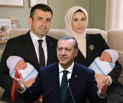 Cumhurbaşkanı Erdoğan'ın kızı Sümeyye ve Selçuk Bayraktar çiftinin 3. çocuğu dünyaya geldi. Çiftin bir kızı daha olurken bu doğumla birlikte Cumhurbaşkanı Recep Tayyip Erdoğan'ın torun sayısı 10'a ulaştı. 2016 yılında evlenen Bayraktar çifti; Canan Aybüke ve Asım Özdemir'in ardından üçüncü çocuklarını kucaklarına almanın mutluluğunu yaşadı. Esra Albayrak’ın 4, Bilal Erdoğan’ın 3 çocuğunun ardından aileye katılan yeni bebek, Erdoğan ailesinde büyük sevinç yarattı.Adını bakın ne koydular..
