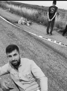 Olay, akşam saatlerinde Kozan ilçesi Aydın Mahallesi’nde meydana geldi. Ali Ersoy’un oğlu Y.E., iddiaya göre iki yom önce E.K.’nın kızını kaçırarak evlendi. Bunun üzerine iki aile arasında husumet başladı. Bugün akşam saatlerinde saman balyası yüklü traktörle seyir halinde olan Ali Ersoy ve beraberindeki oğlu Ömer Ersoy, yolda E.K. ile karşılaştı. Traktörden inen baba-oğul ve E.K. arasında husumetli oldukları konuyla ilgili tartışma çıktı. Tartışmanın büyümesi üzerine E.K., av tüfeğiyle Ali Ersoy ve oğlu Ömer Ersoy'a ateş açtı.