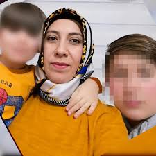 Sabiha Dinçer (K-41) Niğde Gümüşler beldesinde meydana gelen selde yaşamını yitirdi.
Niğde’nin Gümüşler beldesinde etkili olan yoğun yağışın ardından meydana gelen sel felaketinde sel sularına kapılan çocuklarını kurtarmak için büyük mücadele veren 41 yaşındaki Sabiha Dinçer, kaldırıldığı hastanede yapılan tüm müdahalelere rağmen yaşamını yitirdi.
Sel sularına kapılan iki çocuğun ise ekiplerin ve vatandaşların yardımıyla kurtarıldığı, sağlık durumlarının iyi olduğu öğrenildi.
