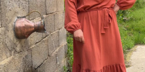 Rizeli’nin Güğümden Yaptığı Çeşme Sosyal Medyada İlgi Odağı Oldu Rize’nin İkizdere ilçesine bağlı Cimil Vadisi’nde bulunan ilginç bir çeşme, görenlerin dikkatini çekti. Rizelilerin pratik zekasını yansıtan çeşmede, akan içme suyunun çıktığı noktaya klasik musluk yerine bakır güğüm yerleştirildi. Güğümden akan su ise ortaya farklı ve estetik bir görüntü çıkardı. Pratik çözümleriyle sık sık gündeme gelen Rizeliler, bu kez çeşmeye kattıkları farklı tasarımla sosyal medyada ilgi topladı. Bölgedeki vatandaşlar tarafından beğeniyle karşılanan çeşme, kısa sürede dikkat çeken görüntüler arasında yer aldı. Bölgede yaşayan Şeyma Şan isimli vatandaş da çeşmenin güzelliğini göstermek amacıyla bir video çekerek sosyal medya hesabından paylaştı. Şan’ın Rize şivesiyle yaptığı anlatım ve çeşmenin sıra dışı görüntüsü kullanıcıların ilgisini çekti. Sosyal medyada yayılan görüntüler, çok sayıda beğeni ve yorum aldı.