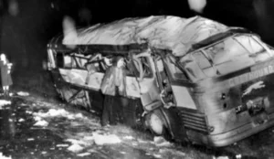 Tarihin en garip trafik kazalarından biri tam 57 sene önce, 11 Ağustos 1965 günü yaşandı.
“Sinemalı Civan” otobüsü, 40 yolcusuyla birlikte saat 20.00’de Ankara’dan hareket etti.
Otobüs, sabaha karşı 03.00 sıralarında Hendek’e geldiğinde arıza nedeniyle yol kenarına park etmiş kamyona arkadan çarptı.