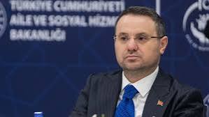 Bakan Gürlek, sosyal medya hesabından yaptığı paylaşımda, vatandaşların temel gıda ürünlerine adil, güvenli ve makul koşullarda ulaşabilmesi ile tüketici haklarının korunmasının öncelikli konular arasında yer aldığını belirtti. Adalet, İçişleri, Ticaret ile Hazine ve Maliye bakanlıklarının bu hedef doğrultusunda koordinasyon içerisinde hareket ettiğini ifade eden Gürlek, beyaz et sektöründe piyasa işleyişini bozarak haksız fiyat artışlarına ve tüketici mağduriyetine yol açtığı değerlendirilen eylemlere yönelik İstanbul Cumhuriyet Başsavcılığı koordinesinde 8 ilde eş zamanlı operasyon gerçekleştirildiğini kaydetti.