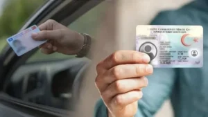 Hazırlanan yeni uygulamaya göre, trafikte güvenliği artırmak amacıyla özellikle ileri yaş grubundaki sürücülerin sağlık durumlarının çok daha sıkı ve düzenli aralıklarla takip edilmesi hedefleniyor. Taslak kapsamında 65 yaş üstü vatandaşların sürücü belgelerini yenileyebilmek için her 3 yılda bir, 80 yaşını aşanların ise her 2 yılda bir sağlık raporu alması zorunlu hale getirilirken, ticari araç sürücüleri için de üst yaş sınırı 66 olarak belirlendi.
