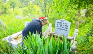 Artvin'in Ardanuç ilçesinde yaşayan 66 yaşındaki Şengül Gezer, yaşamı boyunca peş peşe 5 büyük acı yaşadı. Bir bebeğini, attan düşen kızını, yıldırım çarpan büyük oğlunu, kanserden eşini ve son olarak çığ felaketinde kaybettiği oğlu Bülent'i toprağa verdi. Felç geçirmesine rağmen, ölen evlatlarından kalan 4 torununa bakmak için hayat mücadelesine devam ediyor.