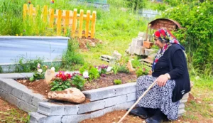 Artvin'in Ardanuç ilçesinde yaşayan 66 yaşındaki Şengül Gezer, yaşamı boyunca peş peşe 5 büyük acı yaşadı. Bir bebeğini, attan düşen kızını, yıldırım çarpan büyük oğlunu, kanserden eşini ve son olarak çığ felaketinde kaybettiği oğlu Bülent'i toprağa verdi. Felç geçirmesine rağmen, ölen evlatlarından kalan 4 torununa bakmak için hayat mücadelesine devam ediyor.