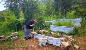 Artvin'in Ardanuç ilçesinde yaşayan 66 yaşındaki Şengül Gezer, yaşamı boyunca peş peşe 5 büyük acı yaşadı. Bir bebeğini, attan düşen kızını, yıldırım çarpan büyük oğlunu, kanserden eşini ve son olarak çığ felaketinde kaybettiği oğlu Bülent'i toprağa verdi. Felç geçirmesine rağmen, ölen evlatlarından kalan 4 torununa bakmak için hayat mücadelesine devam ediyor.