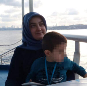 Aile katliamında öğretmenin ifadesi çıktı!
Antalya'da, tayin nedeniyle tartıştığı din kültürü öğretmeni eşi 40 yaşındaki Aslıhan Öztürk Bulak ile kayınpederi 74 yaşındaki Cafer Tayyar Öztürk'ü pompalı tüfekle vurup öldüren coğrafya öğretmeni 43 yaşındaki Orhan Bulak ifadesinde, "Sürekli tayin istiyordu. Eşimin hesabında bulunan 1.5 milyon lira ortak hesabımızdı. Paranın yarısının bana verilmesini istedim, eşim kabul etmedi. Ben de kayınpederime 'Kızına söyle paranın yarısını versin' dedim. Kayınpederim de 'Ben karışmam' deyince tartışma şiddetlendi. Kayınpederim üstüme gelince kendimi savunma amaçlı ateş ettim" dedi
Antalya'da acı olay, dün saat 10.00 sıralarında Muratpaşa ilçesi Memurevleri Mahallesi 212 Sokak'taki 5 katlı bir apartmanın 1'inci katında meydana geldi.
BURSA'YA TAYİN ALDIRMA KAVGASI
DHA'daki habere göre Coğrafya öğretmeni Orhan Bulak (43), kendisinden habersiz babasının yaşadığı Bursa'ya tayinini aldırdığı gerekçesiyle din kültürü öğretmeni eşi Aslıhan Öztürk Bulak (74) ile kahvaltı sırasında tartışmaya başladı.
EŞİNİ VE KAYINPEDERİNİ VURDU
Tartışmanın büyümesi üzerine evdeki pompalı tüfeği alan Orhan Bulak, yaşları 2 ile 9 arasındaki 3 çocuğunun gözü önünde önce kayınpederi Cafer Tayyar Öztürk'e (74), ardından balkona kaçan eşi Aslıhan Öztürk Bulak'a ateş açtı.
BABA İLE KIZI OLAY YERİNDE ÖLDÜ
Silah sesini duyan komşuların ihbarıyla adrese ekipler yönlendirildi. Kısa sürede gelen polis ekipleri Orhan Bulak'ı apartman girişinde yakaladı. Daireye çıkan sağlık ekibi, Cafer Tayyar Öztürk ve kızı Aslıhan Öztürk Bulak'ın hayatını kaybettiğini belirledi.
KATİL DAMAT GÖZALTINA ALINDI
Olay yeri ve savcılık incelemesinin ardından cenazeler, otopsi yapılmak üzere Antalya Adli Tıp Kurumu morguna kaldırıldı. Gözaltına alınan Orhan Bulak ise emniyete götürüldü.
"ORTAK HESAPTAKİ PARANIN YARISINI İSTEDİM"
Orhan Bulak, polisteki ifadesinde, "Tayin meselesi yüzünden daha önce de tartışmıştık. Sürekli tayin istiyordu. Kahvaltı yaptığımız esnada yine aynı konu açıldı ve tartıştık. Eşimin hesabında bulunan 1.5 milyon lira ortak hesabımızdı. Paranın yarısının bana verilmesini istedim, eşim kabul etmedi. Ben de kayınpederime 'Kızına söyle paranın yarısını versin' dedim. Kayınpederim de 'Ben karışmam' deyince tartışma şiddetlendi. Kayınpederim üstüme gelince kendimi savunma amaçlı ateş ettim" dedi.
Orhan Bulak, emniyet müdürlüğündeki işlemlerinin ardından bugün adliyeye sevk edildi.