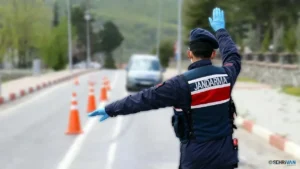 Bartın'da görev yapan Trafik Jandarma ekipleri, rutin denetimler sırasında hatalı park ettiği gerekçesiyle bir sürücüye trafik cezası kesti. Jandarma personeli, işlem uyguladıkları kişinin şehit babası olduğunu öğrendikten sonra para cezasını kendi cebinden ödedi.