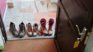 Apartmanlarda kapı önlerinde ayakkabı bırakmak kat maliklerinin ortak kararı ile yasaklanabiliyor. Bu yasaklama hükmü yönetim planına da işlenerek genel bir kural haline dönüştürüyor. Bu karar alındıktan sonra kapı önüne ayakkabı bırakmak kanunen yasaklanmış bir hale geliyor. (DHA)