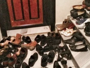 Apartmanlarda kapı önlerinde ayakkabı bırakmak kat maliklerinin ortak kararı ile yasaklanabiliyor. Bu yasaklama hükmü yönetim planına da işlenerek genel bir kural haline dönüştürüyor. Bu karar alındıktan sonra kapı önüne ayakkabı bırakmak kanunen yasaklanmış bir hale geliyor. (DHA)