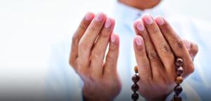 Cuma gününde bir saat vardır. Allah’ın kullarından bir müslim namazda iken Allah Teâlâ’dan niyaz ile bir şey isteyip duâsı o saate tesadüf ederse Allah teâlâ Hazretleri o kimsenin dileğini verir.” Böyle buyurduktan sonra mübarek küçük parmağının ucuna işaret buyurdu. (bk. Nevevî, el-Ezkâr, 80; Buhârî, Deavât, 61)
